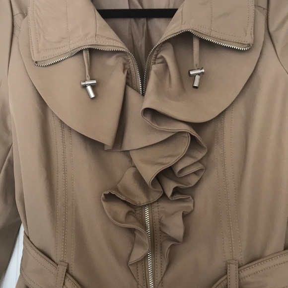 Khaki trench with super cute details - Picture 3 of 4